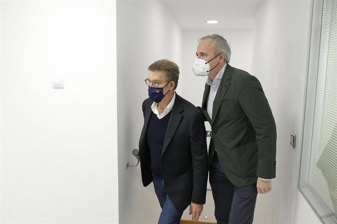 El presidente de la Xunta de Galicia y precandidato a la presidencia del PP nacional, Alberto Núñez Feijóo (i), y el presidente del PP de Aragón, Jorge Azcón (d), llegan a la sede del PP de Zaragoza.