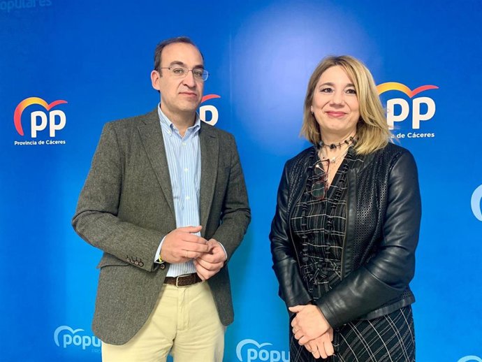 El portavoz municipal del PP, Rafael Mateos, y la portavoz en la Asamblea de Extremadura, Cristina Teniente