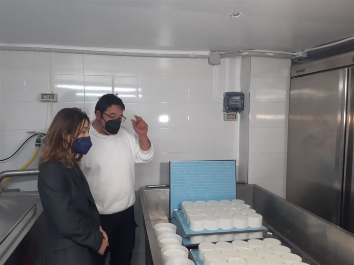 La directora de Obra Social de BBK, Nora Sarasola, y el productor Andoni Olabarri en la quesería Askibil de Igorre.