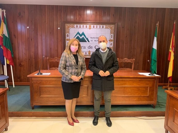 La diputada delegada de Innovación, Municipios Inteligentes y Transformación Digital, Isabel Gallardo, junto al presidente de la Mancomunidad de la Sierra, Carlos García.