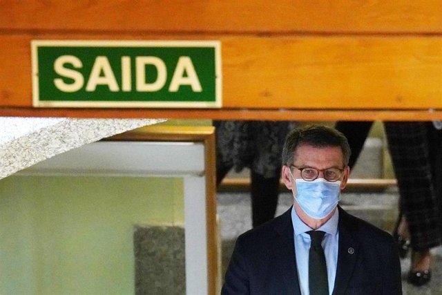 El presidente de la Xunta de Galicia, Alberto Núñez Feijóo, a su llegada a una sesión de control en el Parlamento de Galicia, a 23 de febrero de 2022, en Santiago de Compostela, A Coruña, Galicia (España). La sesión está hoy marcada, entre otros asuntos, 
