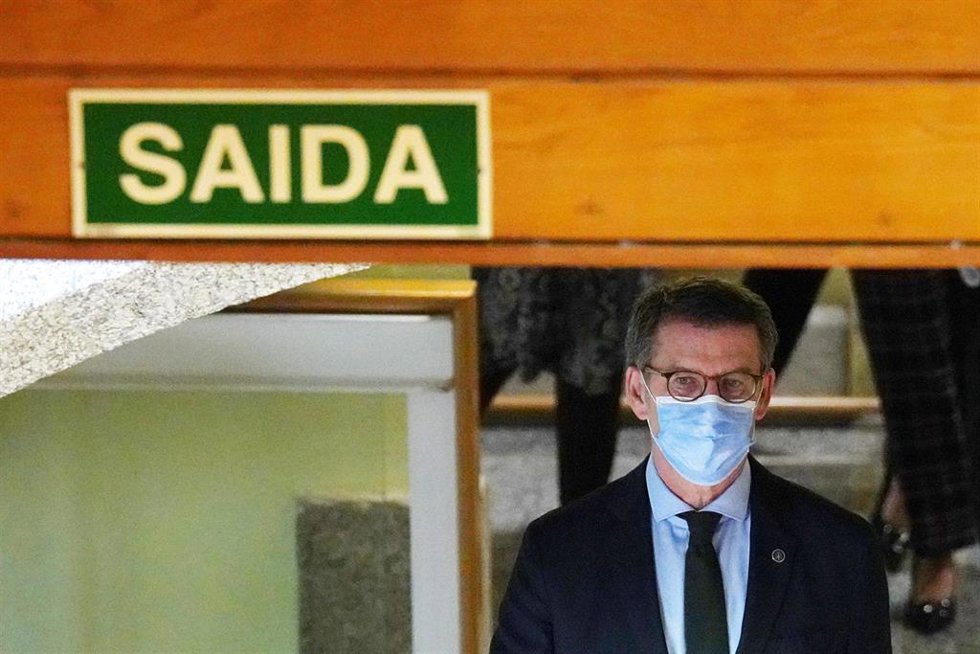 El presidente de la Xunta de Galicia, Alberto Núñez Feijóo, a su llegada a una sesión de control en el Parlamento de Galicia, a 23 de febrero de 2022, en Santiago de Compostela, A Coruña, Galicia (España). La sesión está hoy marcada, entre otros asuntos