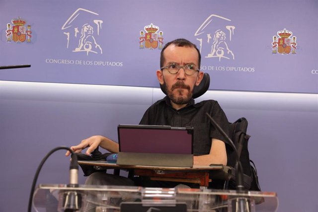 El portavoz de Unidas Podemos en el Congreso, Pablo Echenique, ofrece una rueda de prensa después de participar en la Junta de Portavoces en el Congreso de los Diputados, a 15 de marzo de 2022, en Madrid (España).