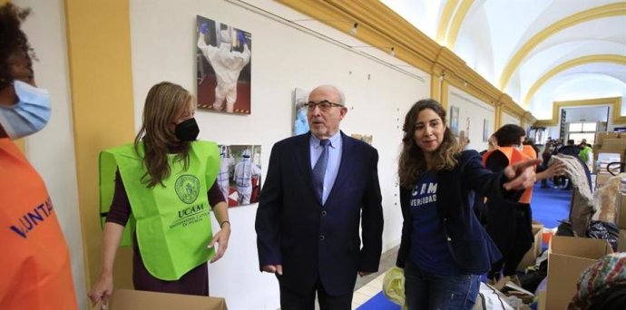 José Luis Mendoza, presidente de la UCAM, agradece su labor a los voluntarios de la Plataforma Universitaria por la Paz