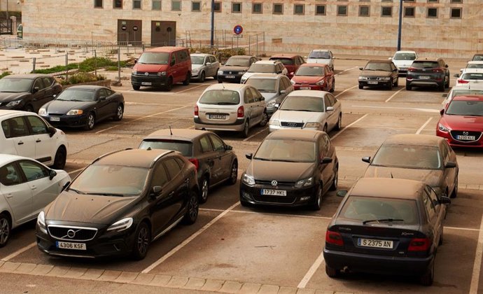 Coches aparcados en Santander cubiertos de polvo subsahariano