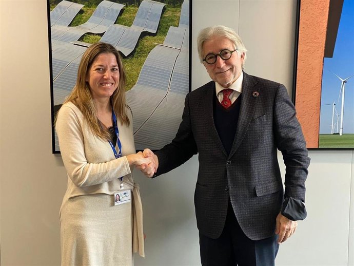 Una miembro del gabinete de la comisaria de Energía Kadri Simson y el presidente de Foment del Treball, Josep Sánchez Llibre, en Bruselas este martes