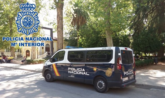 Patrulla de la Policía Nacional junto a un parque.