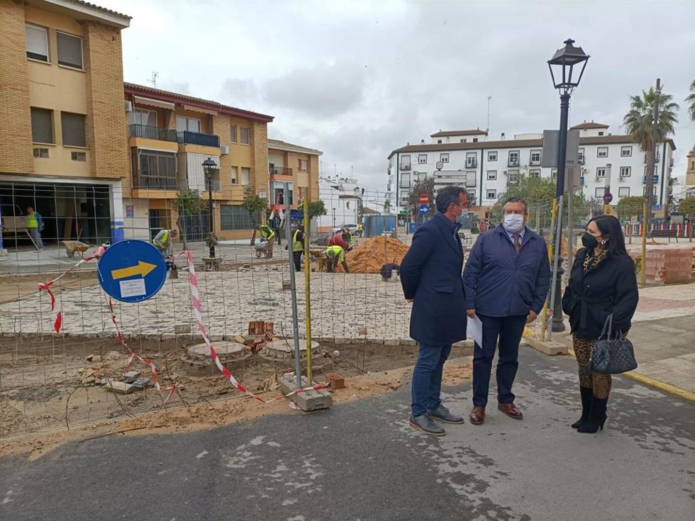 El delegado de Regeneración, Justicia y Administración Local de la Junta en Huelva, Alfredo Martín, ha visitado este martes Bollulos Par del para conocer las obras ejecutadas a través del PFEA.