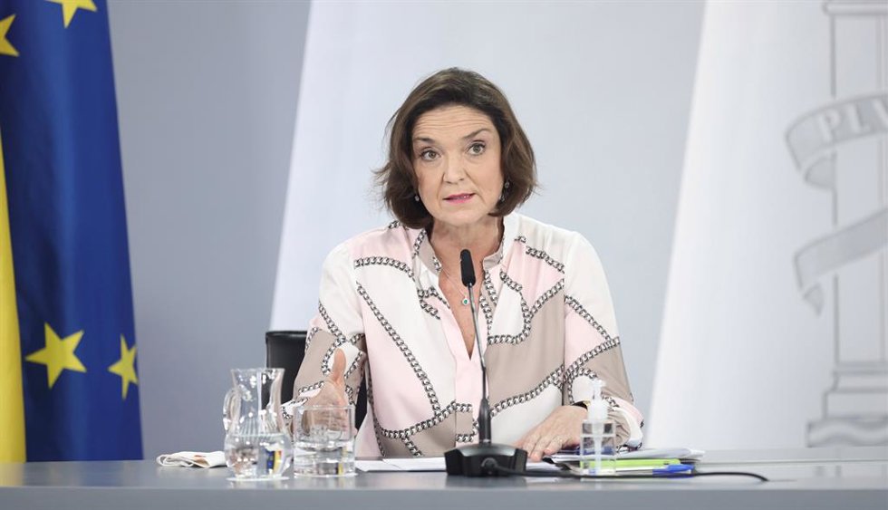 La ministra de Industria, Comercio y Turismo, Reyes Maroto, comparece tras la reunión del Consejo de Ministros en Moncloa, a 15 de marzo de 2022, en Madrid (España). El Gobierno ha aprobado hoy un decreto ley de respuesta a la sequía que incluirá medida