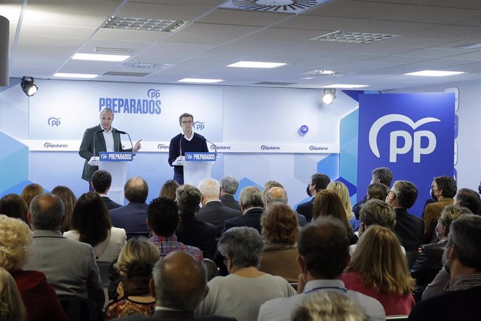 El presidente del PP de Aragón, Jorge Azcón (i) y el presidente de la Xunta de Galicia y precandidato a la presidencia del PP nacional, Alberto Núñez Feijóo (d), intervienen durante la celebración de un acto del PP de Zaragoza.