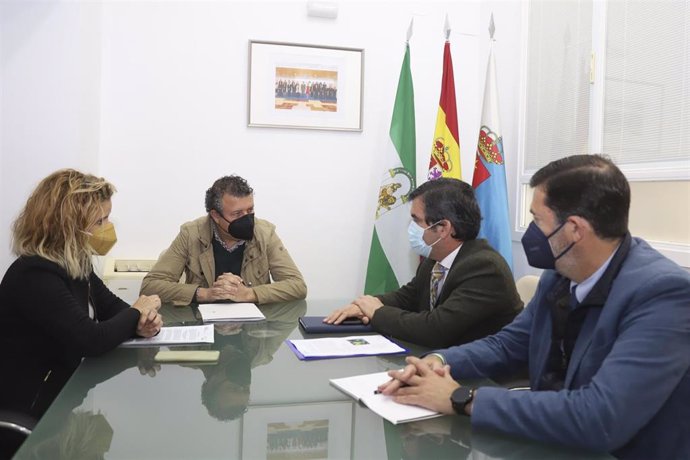 Reunión del alcalde de La Rinconada, Javier Fernández;  Trinidad Romera; Juan González de Escalada, y  José Luis Benavente