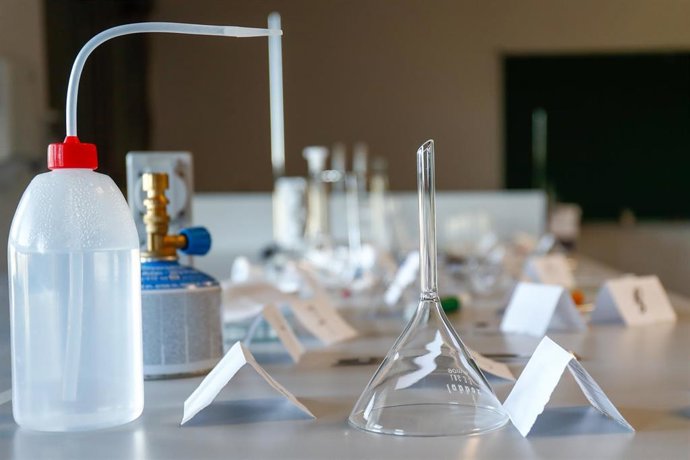 Archivo - Aula de laboratorio de un colegio en una imagen de archivo