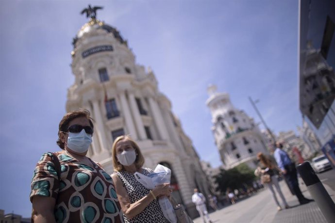 Archivo - Dos mujeres caminan con mascarilla en la Gran Vía