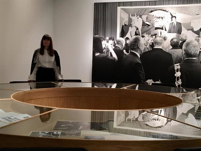 La artista polaca Goshka Macuga frente a su instalación La naturaleza de la bestia