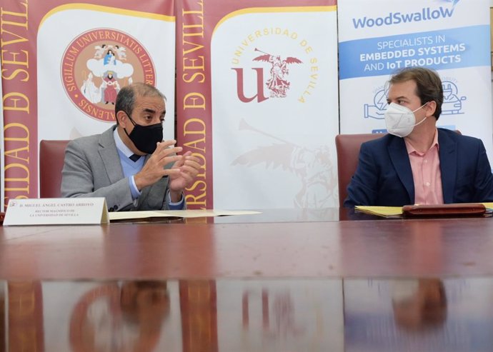 El rector de la Universidad de Sevilla, Miguel Ángel Castro, y el director general de WoodSwallow, Manuel Álvarez, en la firma del convenio.