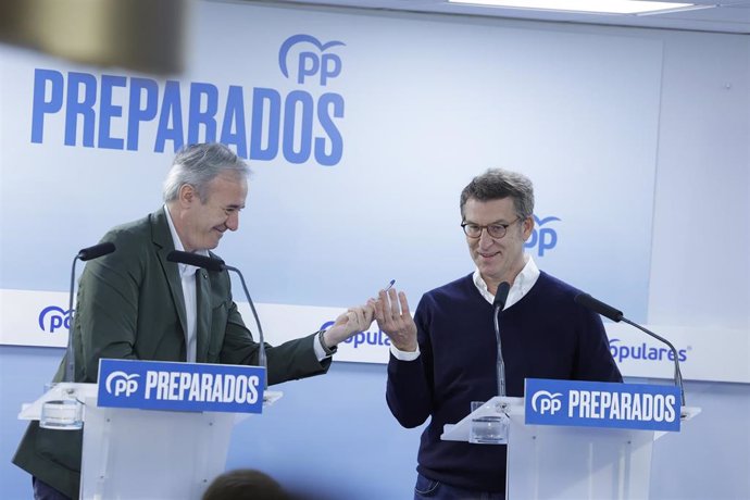 El presidente del PP de Aragón, Jorge Azcón (i) y el presidente de la Xunta de Galicia y precandidato a la presidencia del PP nacional, Alberto Núñez Feijóo (d), intervienen durante la celebración de un acto del PP de Zaragoza, en la sede del PP de Zara