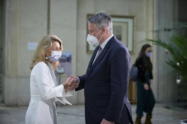 Yolanda Díaz recibe al nuevo secretario general de la Organización para la Cooperación y Desarrollos Económicos (OCDE), Mathias Cormann, en su primera visita a España.