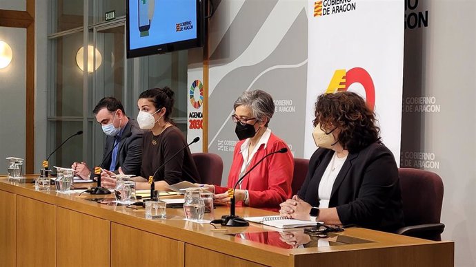 La directora general de Planificación y Equidad del Gobierno de Aragon, Ana Montagud, explica el proceso de escolarización, junto con los tres directores provinciales.