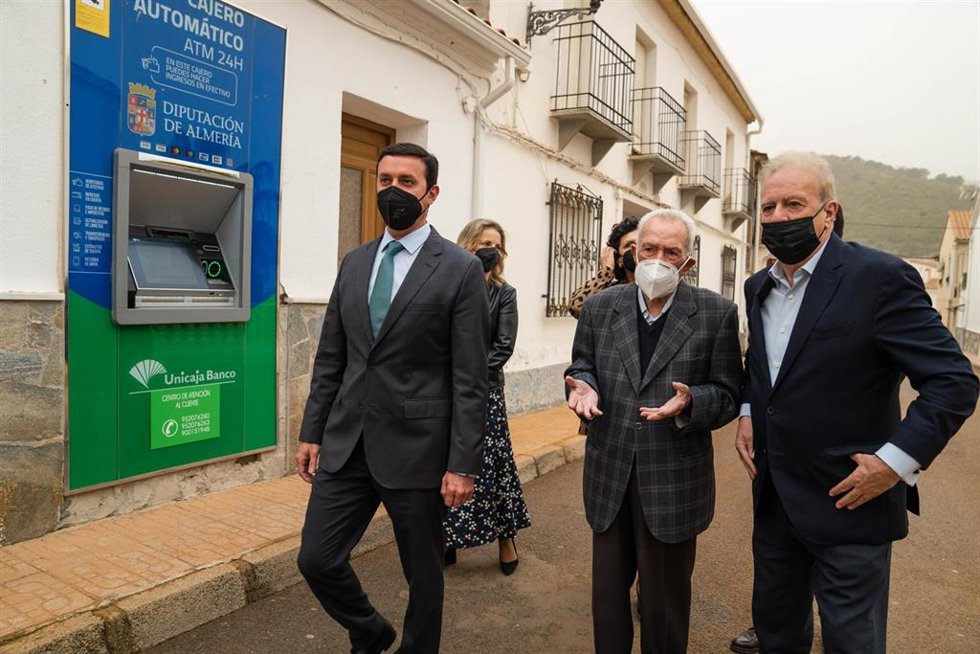 El presidente de la Diputación de Almería, el alcalde de Chercos y el director de Next Educación.