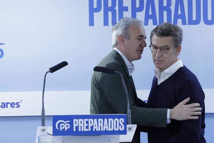 El presidente del PP de Aragón, Jorge Azcón (i) y el presidente de la Xunta de Galicia y precandidato a la presidencia del PP nacional, Alberto Núñez Feijóo (d).
