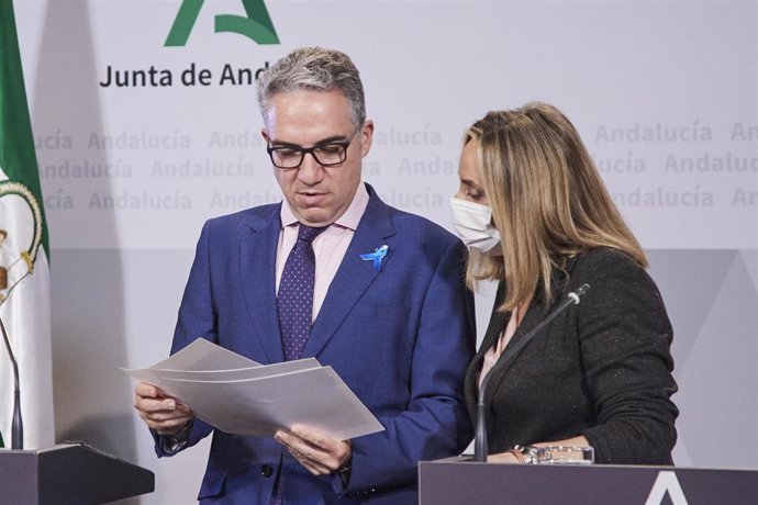 El consejero de Presidencia, Elías Bendodo, y la consejera de Fomento, Marifrán Carazo, antes de comenzar la rueda de prensa tras el Consejo de Gobierno.