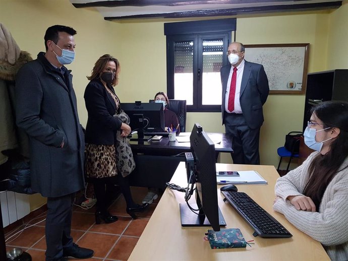 La consejera de Presidencia y Relaciones Institucionales, Mayte Pérez, ha visitado Gea de Albarracín (Teruel)