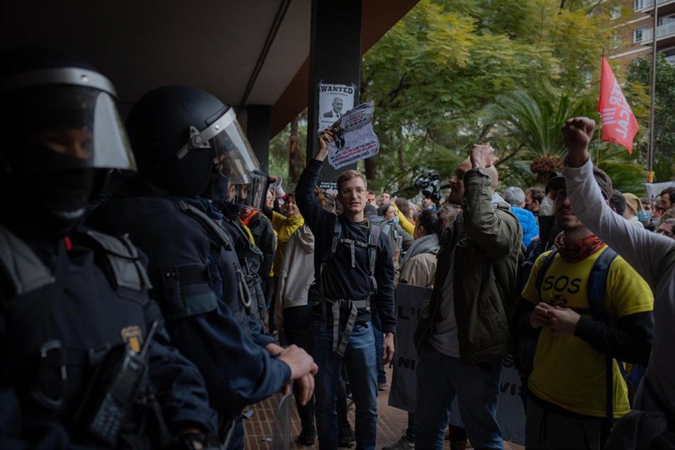 La manifestación por la primera jornada de huelga educativa termina frente a la Conselleria de Educación de la Generalitat