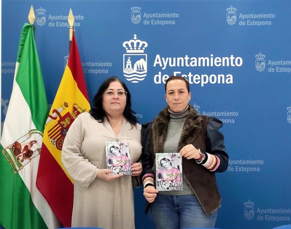 La teniente alcalde del área Sociocultural del Ayuntamiento de Estepona, Begoña Ortiz, y la concejala adscrita a las delegaciones de Cultura y Fiestas, Macarena Diánez, en rueda de prensa