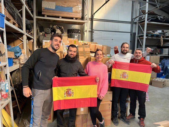 Los compañeros de Megasur entregando la donación