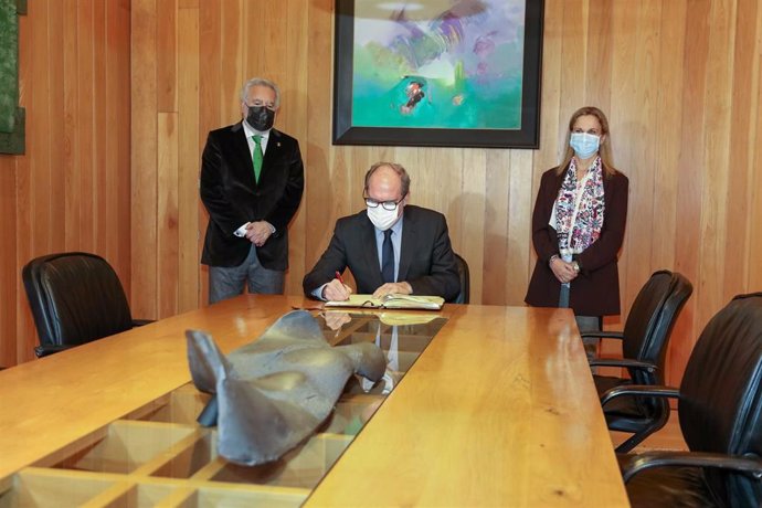 El defensor del Pueblo,Ángel Gabilondo, firma en el libro de Oro del Parlamento de Galicia, en presencia de su presidente, Miguel Santalices, y de la valedora do Pobo, Dolores Fernández Galiño