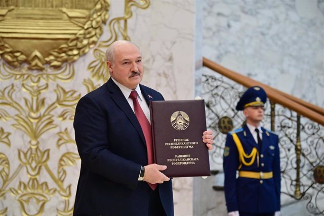 Alexander Lukashenko, presidente de Bielorrusia, posa con la nueva Constitución