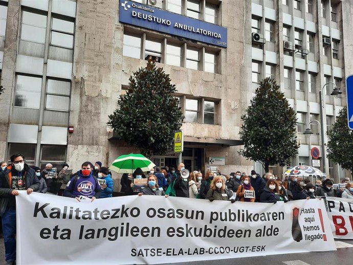 Archivo - Concentración contra el cierre nocturno del PAC de Deusto (archivo)