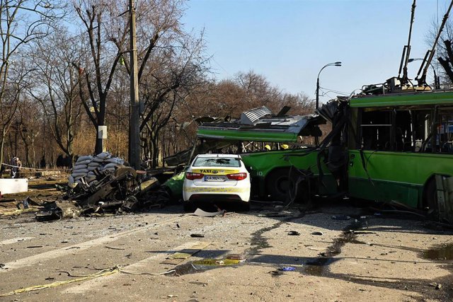 Vehículos destrozados en Kiev