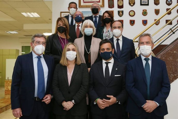 Rafael Carmona (primero por la izquierda), nuevo presidente de Suncruise Andalucía.