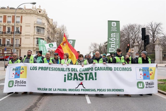 Manifestantes de la organización Unión de Uniones sostienen una pancarta durante la manifestación agraria celebrada en Madrid frente al Ministerio de Agricultura, Pesca y Alimentación, a 15 de marzo de 2022, en Madrid (España).  