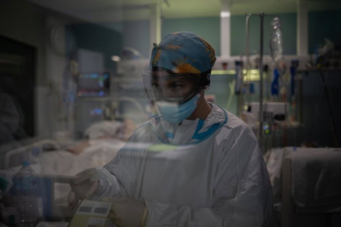 Archivo - Un treballador sanitari protegit a l'UCI
