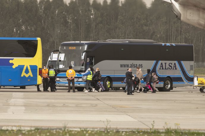 Llegada de un grupo de ucranianos en el aeropuerto de Asturias, a 15 de marzo de 2022, en Asturias (España). 