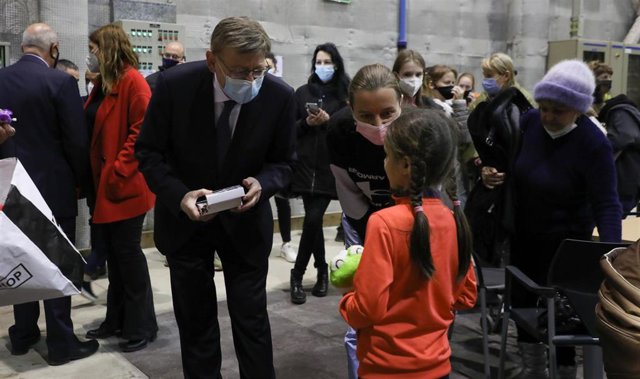 Puig traslada su "máximo apoyo" a las personas refugiadas que se encuentran en la Ciudad de la Luz