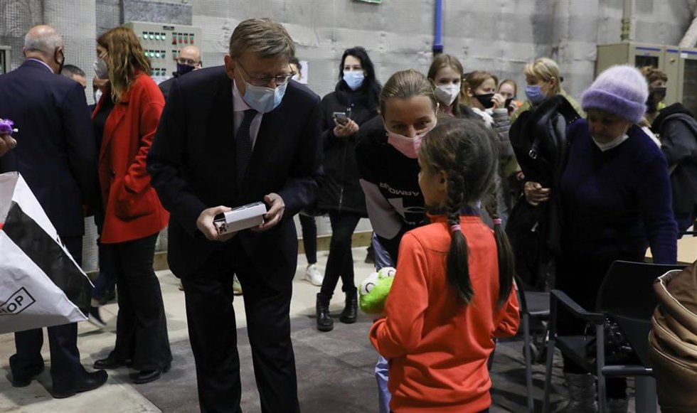 Puig traslada su "máximo apoyo" a las personas refugiadas que se encuentran en la Ciudad de la Luz