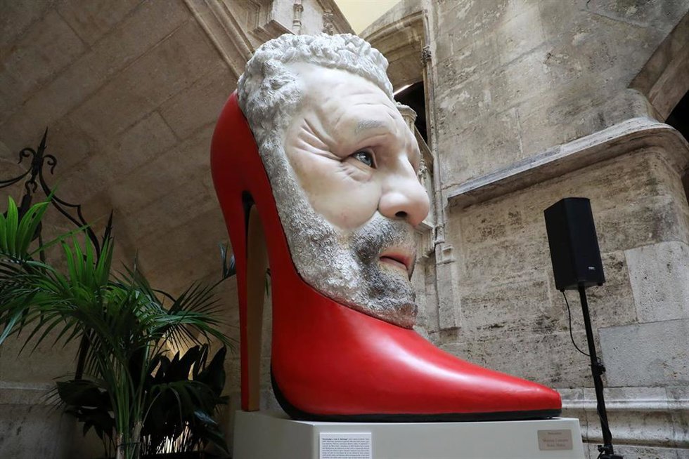 Ninot en el Palau de la Generalitat