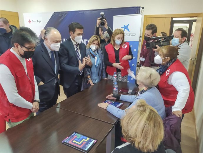 Ayuntamiento de Granada, Cruz Roja y Fundación La Caixa promueven la alfabetización digital de los mayores