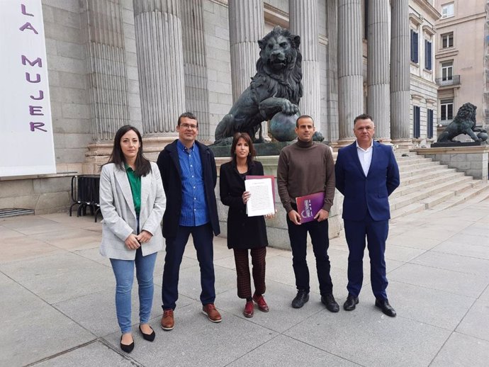 Los diputados de Unidas Podemos en el Congreso Martina Velarde, Miguel Ángel Bustamante, Isabel Franco, Pedro Honrubia y Juan Antonio Delgado, tras interponer un recurso al TC contra la Ley del Suelo de Andalucía. (Foto de archivo).