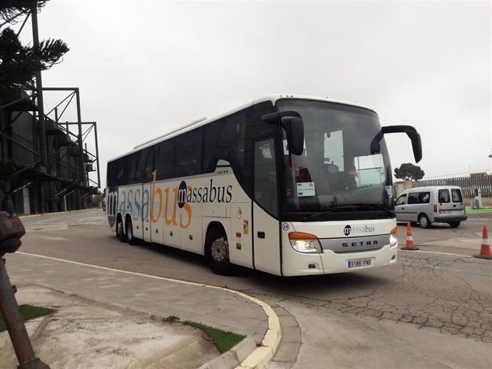 Un nuevo autobús con medio centenar de ciudadanos ucranianos que huyen de la invasión de su país por parte de Rusia ha llegado este martes a Valencia.