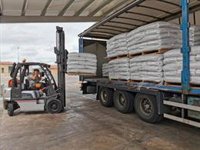 Las empresas cántabras de piensos piden "protección" para cargar en el Puerto y distribuir