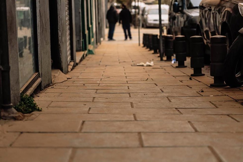 La acera de una calle cubierta de polvo sahariano, a 15 de marzo de 2022, en Madrid (España). Madrid se ha despertado la mañana de hoy con un fenómeno meteorológico inusual generado por una elevada cantidad de polvo en suspensión proveniente del Sáhara.
