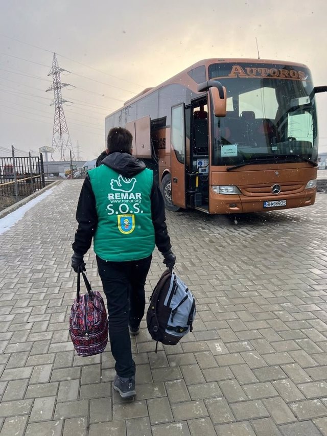 Autobuses de Mensajeros de la Paz-Remar para la evacuación de refugiados