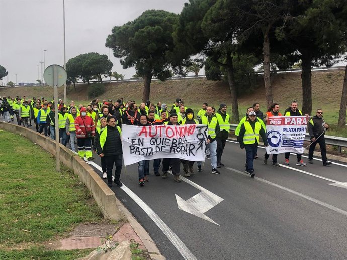 La manifestació de transportistes talla la Ronda Litoral de Barcelona.