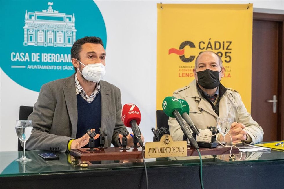Martín Vila con el cónsul adjunto de Argentina.
