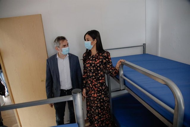 La vicealcaldesa de Madrid, Begoña Villacís, acompañada del delegado de Familias, Igualdad y Bienestar Social, Pepe Aniorte, en el centro Las Caracolas