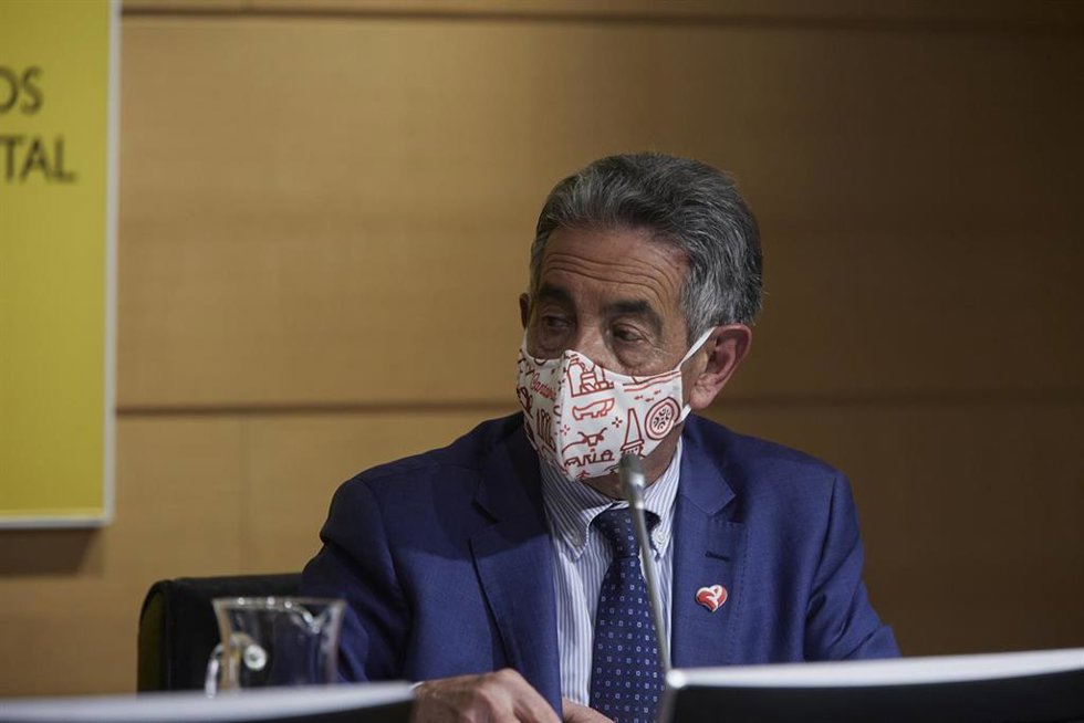 El presidente del Gobierno de Cantabria, Miguel Ángel Revilla, en una rueda de prensa.